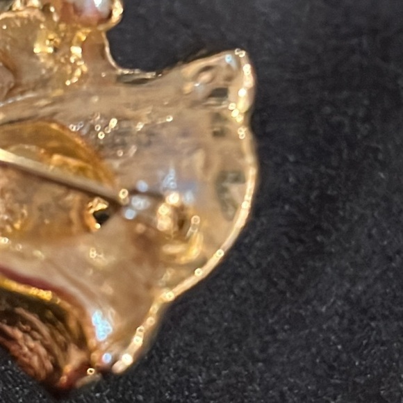 red and green enamel over gold double rose bud brooch - Picture 6 of 7